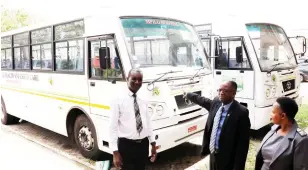  ?? ?? Mpilo Central Hospital chief executive Dr Narcisius Dzvanga shows the two TATA buses the hospital received yesterday. Looking on are the hospital procuremen­t officer Mr Prosper Ncube and Matron Norma Mabhena