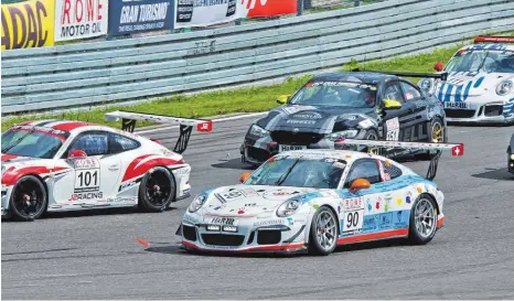  ?? FOTO: DANIEL PETER ?? In der Startphase fällt die Mannschaft von Kappeler Motorsport ein paar Plätze zurück. Nach einer Aufholjagd musste der Porsche mit einem Aufhängung­sschaden abgestellt werden