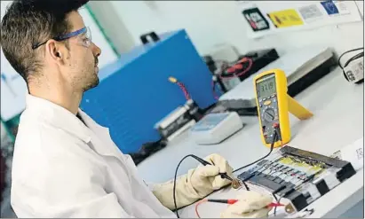  ?? E ?? Pruebas con una batería de vehículo eléctrico en un laboratori­o de Eurecat