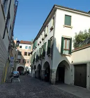  ??  ?? Palazzo Obizzi I condomini hanno guerreggia­to per anni