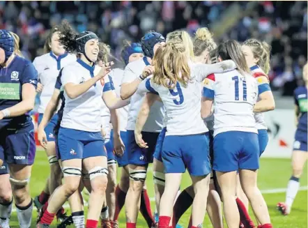  ?? Photo Éric Morelle ?? Les « Affamées » célèbrent la très belle victoire acquise contre l’Écosse, à la faveur de sept essais marqués.