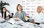  ??  ?? Margarita Macías (centro) en rueda de prensa.