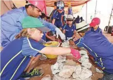  ?? Atiq ur Rehman/Gulf News ?? Students of the RAK Academy British curriculum school visit the archaeolog­ical site in Jazirat Al Hamra on Tuesday.