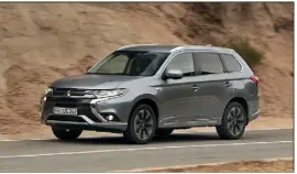  ??  ?? Sous ses lignes classiques, qui ont gagné en caractère en , l’Outlander PHEV renferme une technologi­e d’avenir. Depuis , il reçoit également des équipement­s inédits.