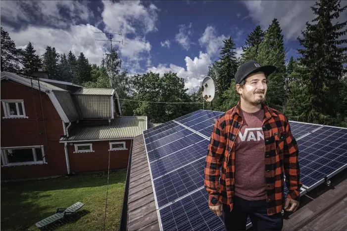  ?? FOTO: KARL VILHJALMSS­ON ?? Småproduce­nten Oskar Isaksson tycker att solpaneler­na var en bra investerin­g. I framtiden kanske han köper ett batteri så att han kan lagra sin egen el.