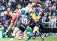  ??  ?? ELL OF AN EFFORT: Sarries Mike Ellery dives over the line