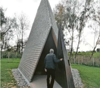  ?? Foto: Heike John ?? Täglich kommen viele Menschen zu der spirituell­en Stätte inmitten der Natur.