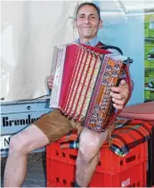  ??  ?? Seine Steirische Harmonika gehört für Klaus Buckl genauso zum Flohmarkt wie das Handeln und Feilschen.