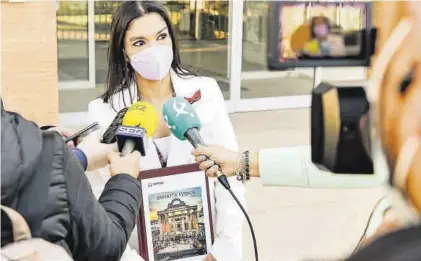  ?? EL PERIÓDICO ?? La delegada de Turismo, Pilar Amor, atiende a los medios antes de entregar el expediente en el registro de la Junta.