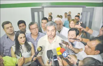  ??  ?? El presidente de la República, Mario Abdo Benítez, se incomodó ayer cuando se le consultó sobre el origen del dinero de su exjefe de campaña y director de Itaipú José A. Alderete.