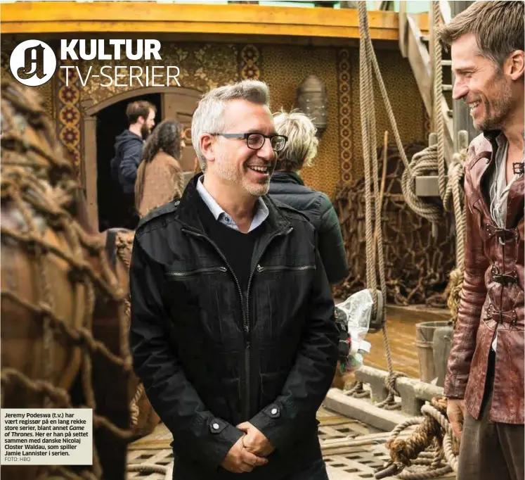  ?? FOTO: HBO ?? Jeremy Podeswa (t.v.) har vaert regissør på en lang rekke store serier, blant annet Game of Thrones. Her er han på settet sammen med danske Nicolaj Closter Waldau, som spiller Jamie Lannister i serien.