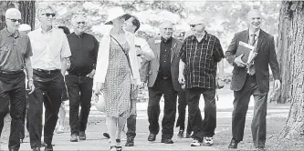  ?? PAUL FORSYTH
METROLAND ?? Jim Hill, superinten­dent of heritage for the Niagara Parks Commission, takes members of the Rotary Club of Niagara Falls on a walking tour of Queenston Heights on May 29 after speaking to them about the crucial role that Indigenous warriors played in...