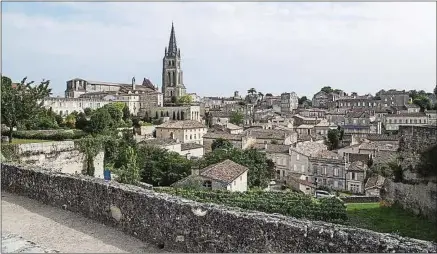  ??  ?? Dans Le bonheur est dans le village, Nicolas Hazard s’intéresse à des personnes proposant des solutions à la campagne.