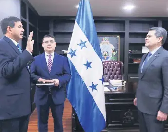  ??  ?? PRESIDENCI­AL. El mandatario Juan Orlando Hernández toma la promesa de ley de Fredy Díaz Zelaya como ministro de Defensa.