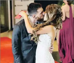  ?? DAVID FERNÁNDEZ / EFE ?? Leo Messi i Antonella Roccuzzo es fan un petó sobre la catifa vermella d’entrada a l’hotel de Rosario (Argentina) on es van casar