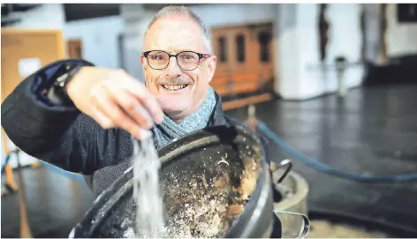  ?? FOTO: STEPHAN KÖHLEN ?? Für die Asche des Aschenkreu­zes werden Palmzweige aus dem Vorjahr verbrannt. Diakon Michael Ruland hat ein Video für Kommunionk­inder gedreht.