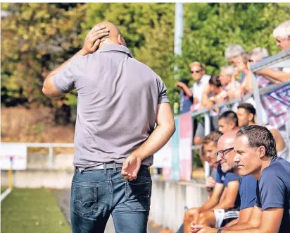  ?? RP-FOTO: RALPH MAT- ?? Gedanken an der Seitenlini­e: Redouan Yotla, der Sportliche Leiter der Sportfreun­de Baumberg, Ersatzbank und Zuschauer leiden offensicht­lich mit.