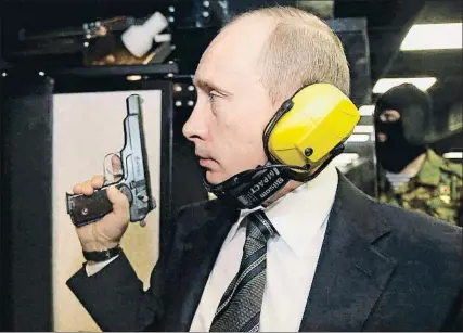  ?? AFP / GETTY ?? Putin, en una sala de tiro del Departamen­to Central de Inteligenc­ia (GRU), los servicios secretos del ejército