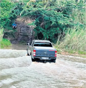  ?? ?? A Ranger bakkie making waves in the Mhlathuze river which forms part of the Bainage 4x4 track