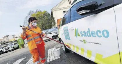  ??  ?? Empleo municipal Una trabajador­a limpia uno de los vehículos de la empresa.