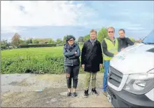  ??  ?? Le Maire Michel Cornille, son équipe municipale et l’entreprise Flores BP