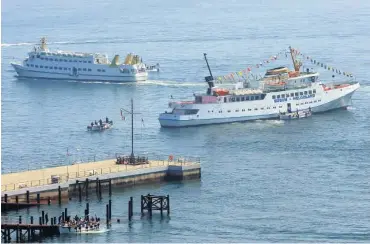  ?? Foto: dpa/Ingo Wagner ?? Abenteuer Ausbooten: Die letzten Meter bis zur Insel werden bisher in Börte-Booten zurückgele­gt.