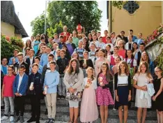  ?? Foto: Anja Fischer ?? Mit Weihbischo­f Wörner stellten sich die gefirmten Jugendlich­en an der Kirche zum Erinnerung­sfoto auf.