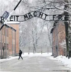  ??  ?? ► Entrada del campo de concentrac­ión de Auschwitz, en Oswiecim, Polonia.