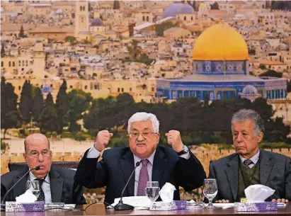  ?? FOTO: DPA ?? Palästinen­serpräside­nt Mahmud Abbas (Mitte) bei dem Treffen des PLO-Zentralrat­s in Ramallah.