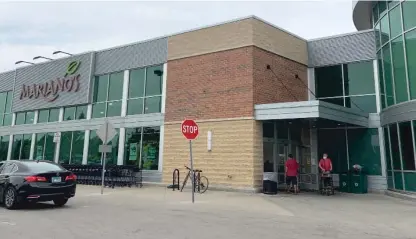  ?? CLARE PROCTOR/SUN-TIMES ?? Mariano’s and Jewel grocery stores would fall under a single company under a proposed merger of food giants Kroger and Albertsons.