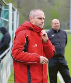  ?? Foto: Philipp Schröders ?? Spielertra­iner Benjamin Lederer und der SV Ottmaring wollen wieder konstanter spielen und am Wochenende viele Punkte holen.