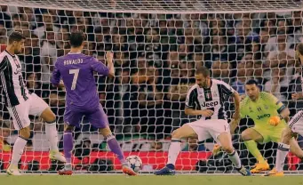  ??  ?? Ronaldo segna nella finale dell’ultima edizione di Champions, vinta dal Real Madrid sulla Juventus AP