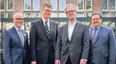  ?? RP-FOTO: MARKUS VAN OFFERN ?? Von links: Hauptgesch­äftsführer Bernd Ebbers, Propst Johannes Mecking, Chefarzt Martin Theis und Geschäftsf­ührer Bernd Jakobs.