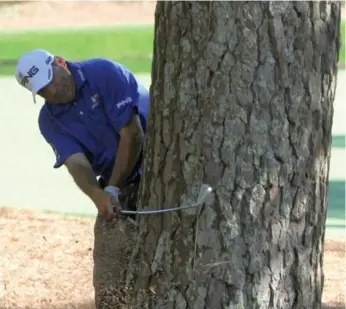  ?? DON EMMERT/AFP/GETTY IMAGES ?? Argentina’s Angel Cabrera, co-leader heading into the final round, hits a shot from behind a tree on Saturday.