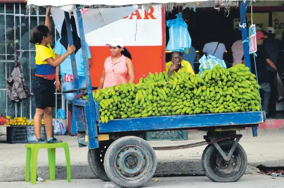  ?? GUILLERMO GONZÁLEZ/ADN ?? Fundesarro­llo y Cámara de Comercio de Barranquil­la revelan estudio en el que se señala que Atlántico es la tercera región del país con mayor presencia de migrantes.