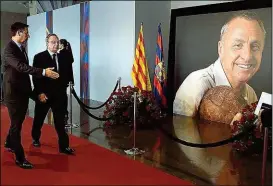  ??  ?? Barcelona-Präsident Josep Maria Bartomeu (li.) und sein Real-Kollege Florentino Perez vor der Cruyff-Gedenkstät­te im Nou Camp.