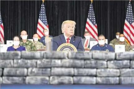  ??  ?? COMANDO SUR. El presidente Trump visitó ayer en Miami el centro de operacione­s militares para el Caribe y América Latina.