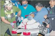  ??  ?? Arriba, el traslado de uno de los heridos por la explosión en Hidalgo. A la izquierda, vista aérea de la zona del desastre, donde un ducto fue perforado de modo clandestin­o para robar combustibl­e
