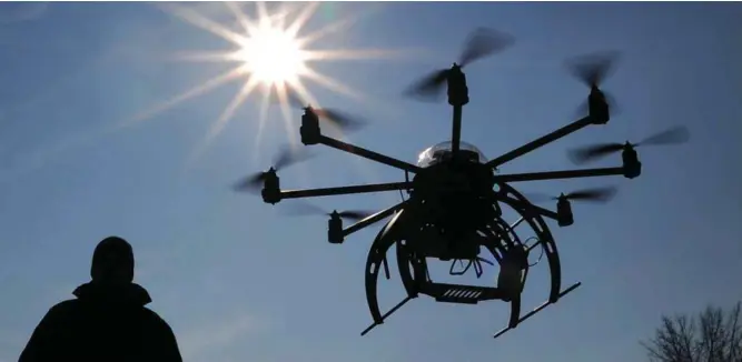  ?? Foto: dpa/Julian Stratensch­ulte ?? Bis zum Jahr 2020 wird die Zahl privater Drohnen auf voraussich­tlich rund 1,1 Millionen ansteigen. Nun sollen die Betriebsre­geln verschärft werden.