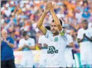  ??  ?? Alan Ruschel fue muy aplaudido en las gradas.