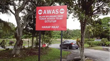  ?? FILE PIC ?? A signboard informing motorists of the closure of the shortcut connecting Kampung Pulau Nibong to Taman Akasia in Melaka.