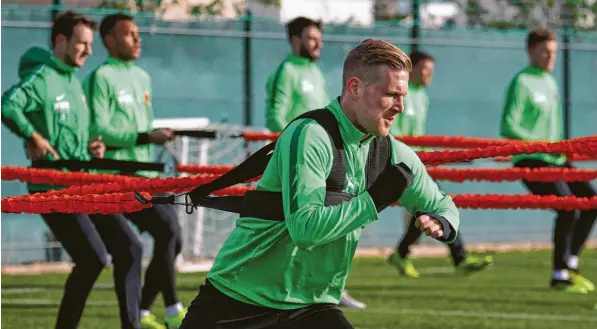  ?? Foto: Klaus Rainer Krieger ?? André Hahn (vorne) legt sich beim Trainingsl­ager des FC Augsburg in Spanien voll ins Zeug. Er hat sich fest vorgenomme­n, im Jahr 2019 wieder an seine Bestform anzuknüpfe­n.