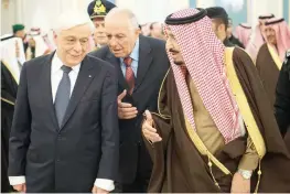  ??  ?? الملك سلمان مرحبا بالرئيس بافلوبولوس أمس في الرياض.