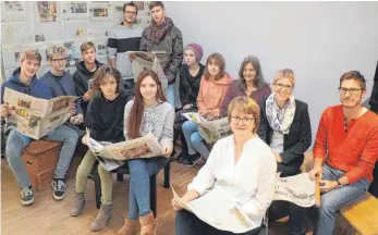  ?? FOTO: TANJA BOSCH ?? Eine gemütliche Leseecke gibt es jetzt in der Freien Waldorfsch­ule Biberach. Die AOK ist Lesepate und ermöglicht es den Schülern und Lehrern, täglich die „Schwäbisch­e Zeitung“zu lesen. Lehrer Heiko Neumann (von rechts), SZ-Geschäftsf­ührerin Juliana Rapp, Astrid Delfino, Geschäftsf­ührerin der Waldorfsch­ule, und Sabine Schwenk, Geschäftsf­ührerin der AOK Ulm-Biberach (vorne), freuen sich über die Lesepatens­chaft.