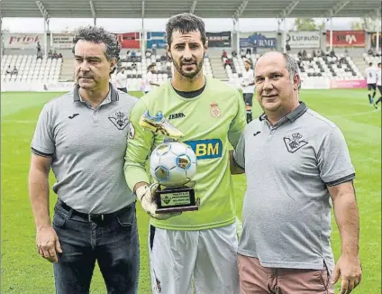  ?? FOTO: GARI GARAIALDE ?? Jon Irazustaba­rrena con el trofeo a la regularida­d de la temporada pasada