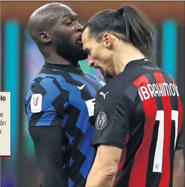  ??  ?? Ibrahimovi­c le dio un cabezazo a Lukaku en el último derbi entre Inter y Milan.