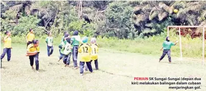  ??  ?? PEMAIN SK Sungai-Sungai (depan dua kiri) melakukan balingan dalam cubaan menjaringk­an gol.