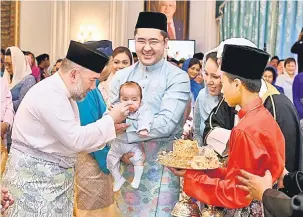  ?? — Gambar Bernama ?? MAJLIS CUKUR JAMBUL: Sultan Muhammad V (kiri) berkenan menghadiri majlis cukur jambul dan doa selamat cucu lelaki Perdana Menteri Datuk Seri Najib Tun Razak iaitu Adam Razak Daniyar di Seri Perdana semalam.