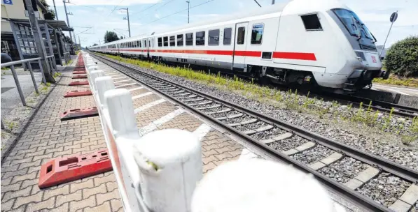  ?? Foto: Marcus Merk ?? Auch in Diedorf ist der Zugang zum Gleis 1 bereits gesperrt. Während der ganzen Sommerferi­en lässt die Bahn auf der Strecke zwischen Augsburg und Ulm rund 22 000 Meter Schienen austausche­n. Die Fahrgäste müssen daher zahlreiche Unannehmli­chkeiten...