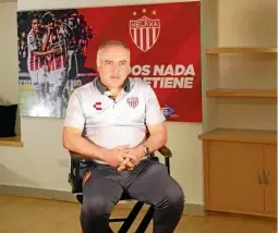  ??  ?? Memo Vázquez, durante una entrevista con el Necaxa, su nuevo club.